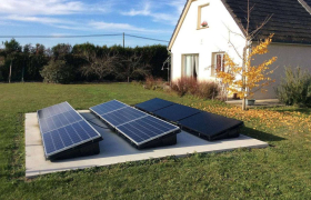 Panneaux solaires photovoltaiques au sol lestés sur bac acier