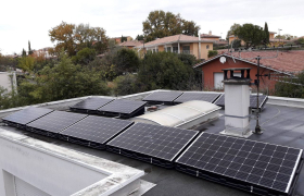 Pose de Panneaux solaires photovoltaiques bac acier sur toit plat.
