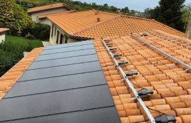 Pose de Panneaux solaires photovoltaiques en surimposition et micros-onduleurs